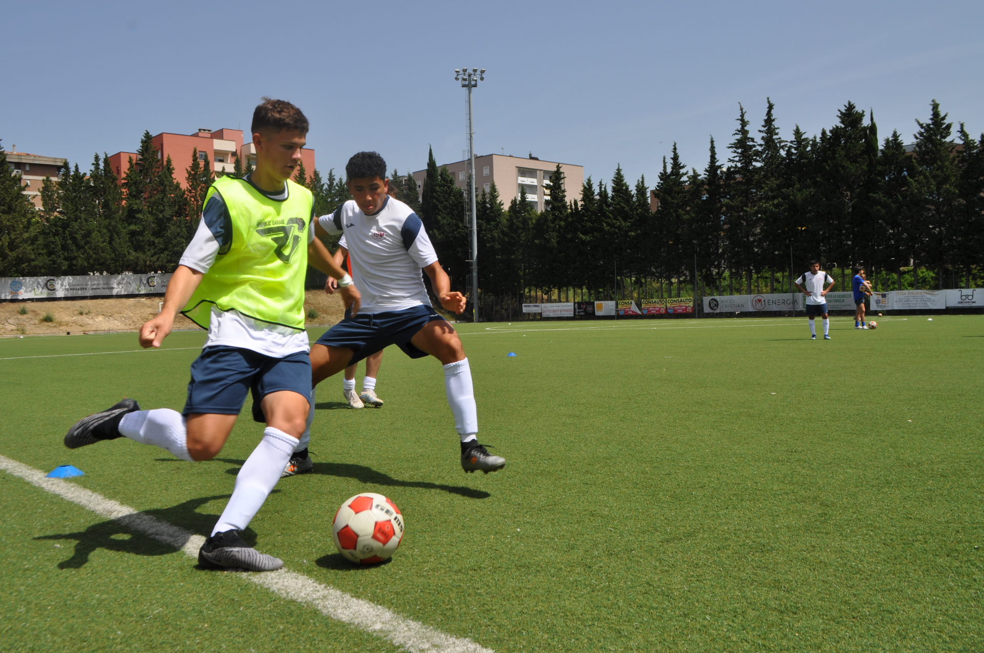Entrenamiento de fútbol en el campus de Italia