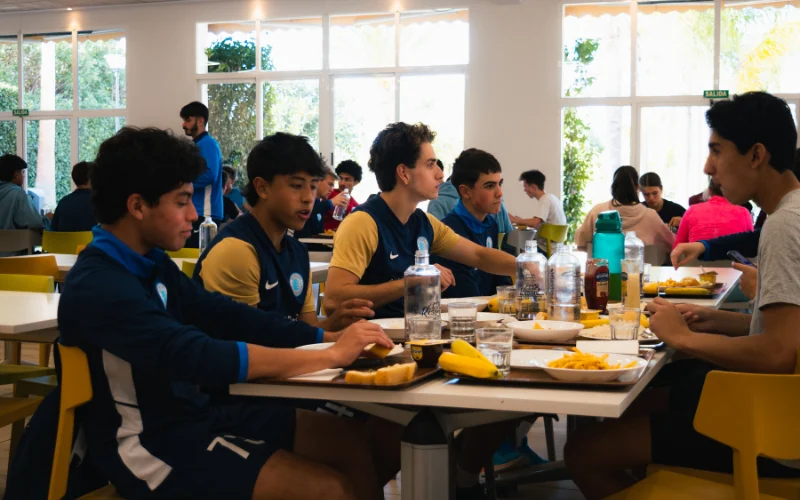 Jugadores en el comedor del campus de Valencia