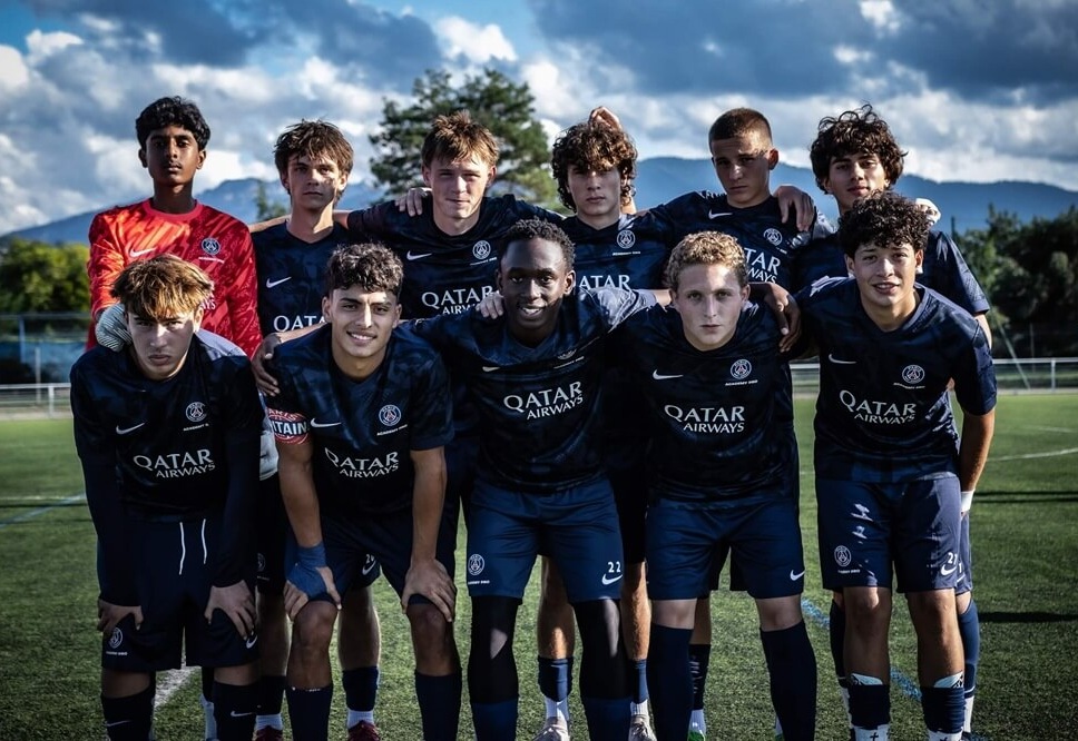 Equipo del campus de la PSG Academy en Évian
